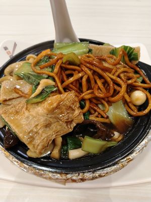 Clay pot noodles $6 at e Veg - Marina Square - 益素食 in Central Singapore