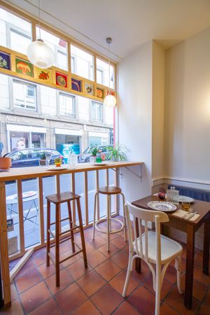 Lieu cosy et chaleureux - vaisselle et mobilier chiné  at Pizzéria Agapè in Nantes