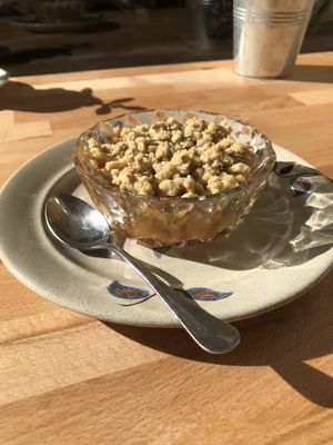 Crumble aux pommes - vegan - 4€  at Pizzéria Agapè in Nantes