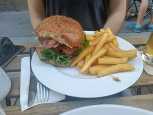 Burger at Tisch in Vienna