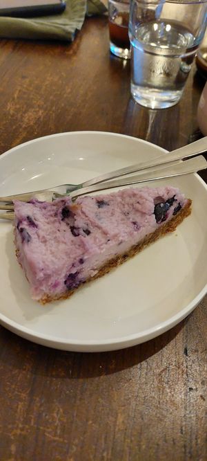 Cheesecake mit lactofermentierten Heidelbeeren at Tisch in Vienna