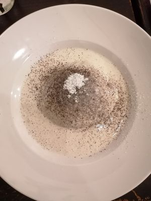 Ultrageiler Germknödel in Vanillesauce! at Tisch in Vienna