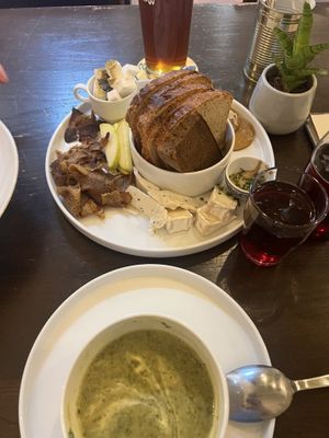 Brettljause  at Tisch in Vienna