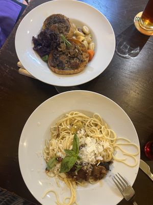 Gefüllter Kürbis und Spaghetti Carbonara  at Tisch in Vienna