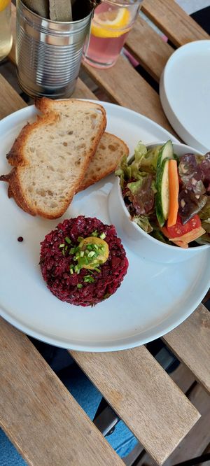 Beet Tartar mit "Eigelb" at Tisch in Vienna