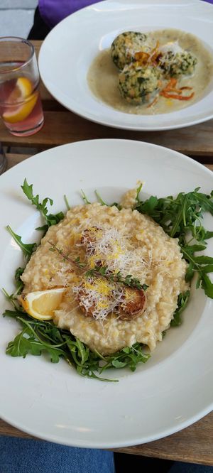 Zitronenkräuterrisotto mit Kräuterseitling "Jakobsmuscheln" at Tisch in Vienna