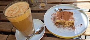 Tiramisu mit Café Latte at Tisch in Vienna