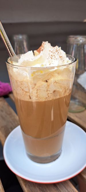 Eiskaffee ohne Eis! at Tisch in Vienna