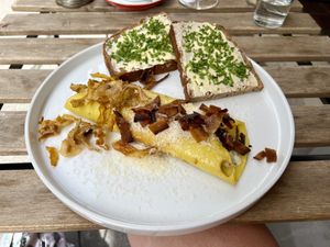 Omelette with crispy bacon and „chives bread"  at Tisch in Vienna