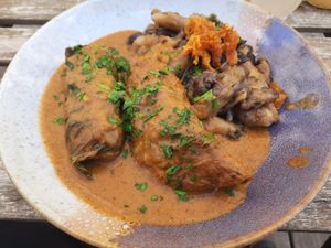 Kohlrouladen und Schupfnudelpfanne mit Pilzen at Tisch in Vienna