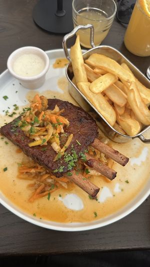 Vegane Spare Ribs mit Kimchi und Pommes  at Tisch in Vienna