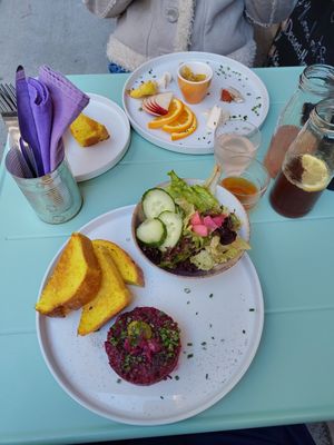 Beet Tatar mit Salat und Brioche und Käseplatte at Tisch in Vienna