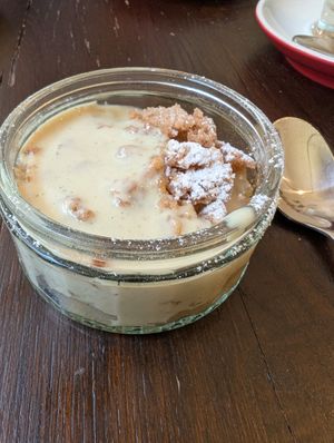 Apple crumble and custard at Tisch in Vienna