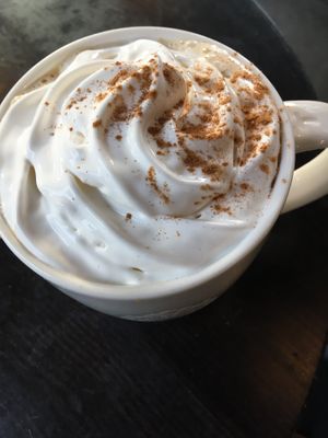 Lebkuchen Latte mit Hafermilch und veganer Sahne  at Starbucks - Ring Karree in Cologne