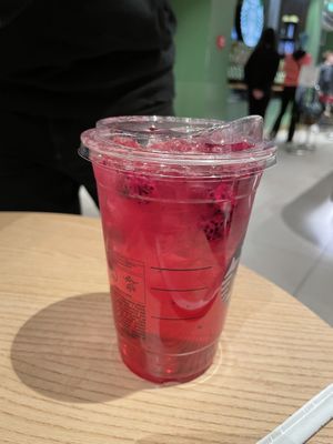 Dragonfruit Mango refresher  at Starbucks - Trankgasse in Cologne