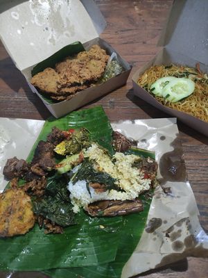 Geprek, mie and nasi campur at Minang Vegan in Ubud