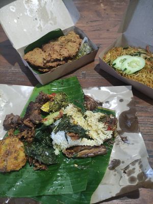 Geprek, mie and nasi campur at Minang Vegan in Ubud