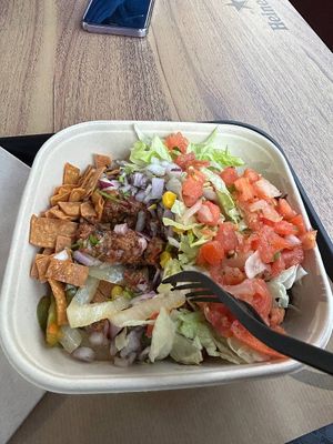 Bowl with vegan chili, so many tasty veggies, hot sauce, nachos, rice at Burritos - Ribera in Valencia