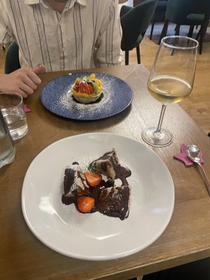 cinnamon fluffy and shortbread basket with vanilla pudding in the background   at ORA in Florence