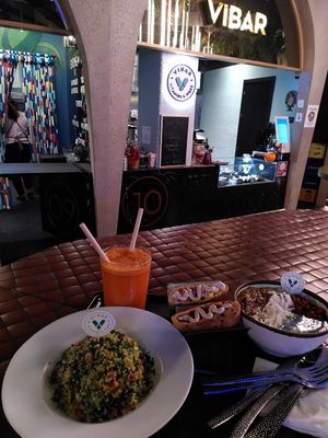 Carrot juice, blue spirulina bowl, pitas and tabouleh at Vibar in Madrid