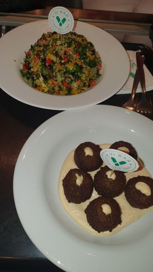 Tabule de quinoa y plato de falafel con hummus at Vibar in Madrid