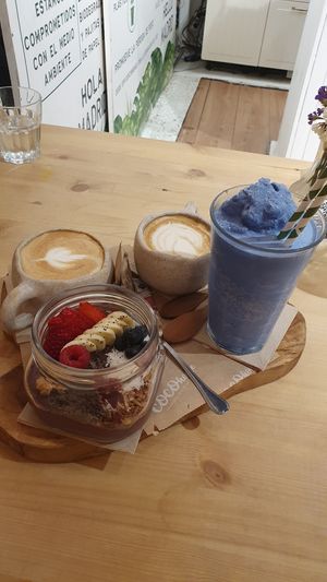 Delicioso Brunch con açaí bowl, bebida y un smoothie de coco con Spirulina Azul at Coco House in Madrid