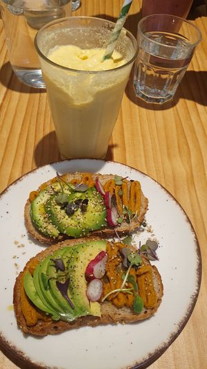 Tostada de humus de zanahoria exquisita + licuado de coco con maracuyá #Veganuary at Coco House in Madrid