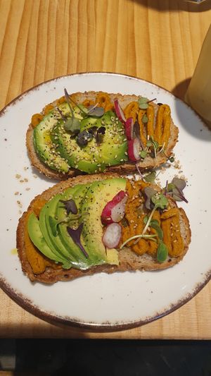 Deliciosas y nutritivas tostadas de humus de zanahoria #Veganuary at Coco House in Madrid