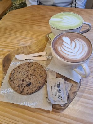 cookie vegana + matcha latte y chocolate caliente #Veganuary at Coco House in Madrid