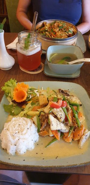 Curry mit Gemüse, Suppe und Hibiskustee at House of Vegan 182 in Berlin