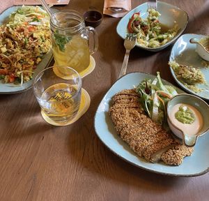 Reispfanne (links) Sesam Ente (rechts)   at House of Vegan 182 in Berlin