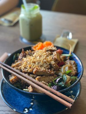 Glasnudelsalat und Matcha Latte   at House of Vegan 182 in Berlin