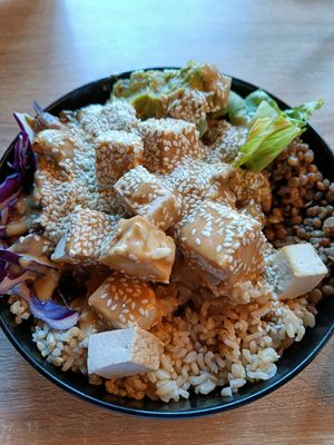 Miso Mushroom Bowl: integral rice, green lentils, smoked tofu, curry pâté, lettuce, red cabbage, guacamole, marinated mushrooms, sauce Sesame Miso Ginger, sesame seeds at Food Garden in Zagreb