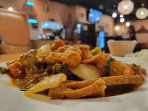 Garlic dishes with crispy tofu. at 5 R Cha Thai Bistro in Mesa