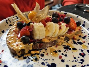'Peanut Butter' with banana & berries (9€) at Värav Coffee and Toast in Tallinn