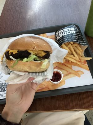 Burger queen  at Mother Burger - Colombo in Lisbon