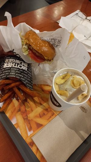 Street Burger, Sweet Potato Fries, Banana "Milk"shake at Mother Burger - Colombo in Lisbon