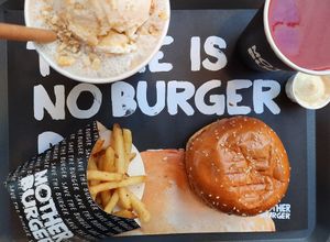 Almoço de hoje. at Mother Burger - Colombo in Lisbon