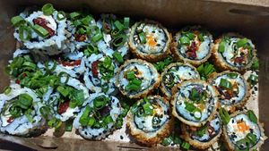Uramaki + Hot Roll (Vegan) at Sushiroll in Morro De Sao Paulo