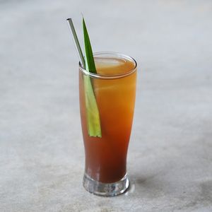 Iced Dua Hati Tea: traditional Indonesian iced tea with fragrant pandan flavor at Warung Dua Hati in Canggu