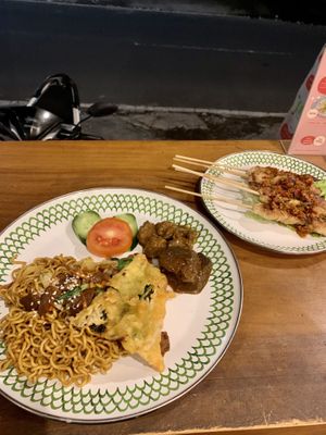 Mie goreng with extra lamb side and spicy chicken skewers!! Awesomeness for your belly 🤤   at Warung Dua Hati in Canggu