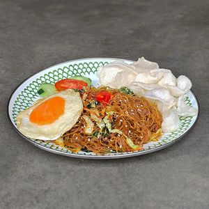 Fried Rice Vermicelli / Bihun Goreng (GF): wok-fried rice vermicelli with vegan protein, veggies, topped with a sunny side up "egg" and crackers at Warung Dua Hati in Canggu