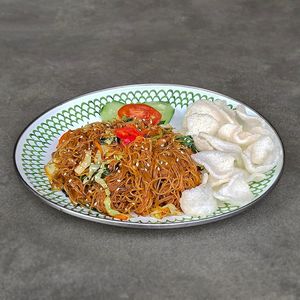 Fried Rice Vermicelli / Bihun Goreng (GF): wok-fried rice vermicelli with vegan protein, veggies, topped with crackers at Warung Dua Hati in Canggu