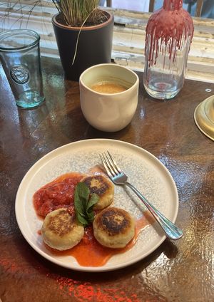 Тофу-сырники с клубничным джемом и капучино  at Coffee Place in Tbilisi