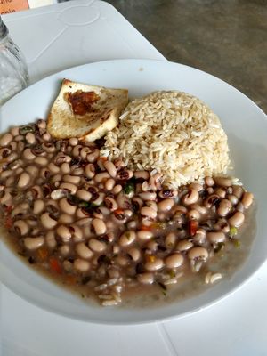 Black-eyed peas, brown rice, tofu at Noqa Vegan in Lima