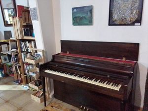 After your vegan food a desk tainy concer by Gerardo González, piano chef at ART Libreria in San Cristobal De Las Casas