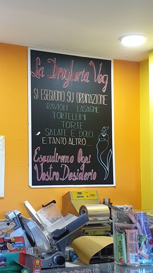 Interno negozio at La Drogheria Veg in Rome