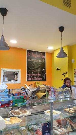 Interno negozio at La Drogheria Veg in Rome