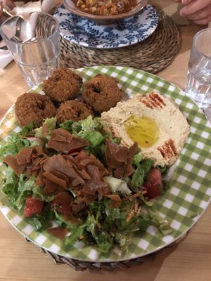 Piatto mix vegano   at Hommus Como in Como