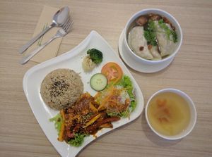 R01: Kam Heong Eryngii Rice - RM12.90 (comes with side soup)+ WS03: Dumpling Soup (RM6.20): Good portion of fresh and healthy ingredients. The Kam Heong flavour is on point and authentic in my opinion. Very flavourful, so delicious with the juicy bell peppers and mushrooms. Could be spicier. at The Leaf 绿叶坊 - Georgetown in Penang